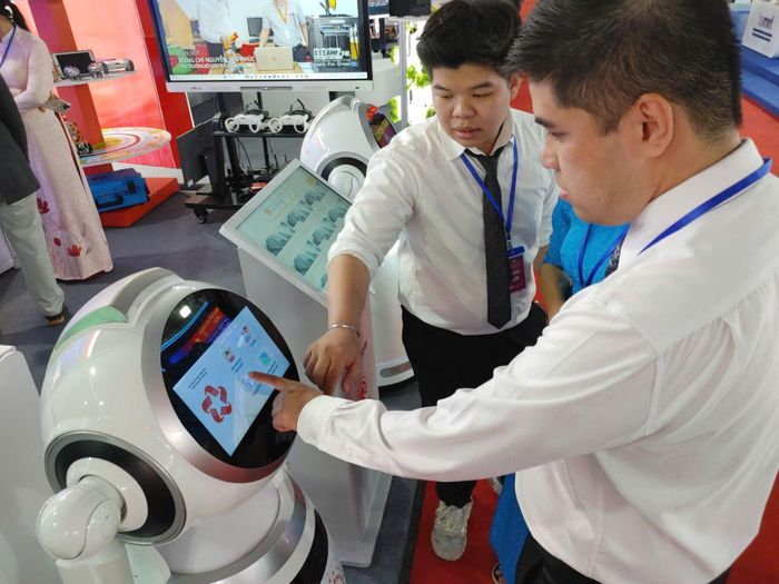 Robot được đưa vào sử dụng khá nhiều tại các Trung tâm Phục vụ hành chính công tại TP Hồ Chí Minh.