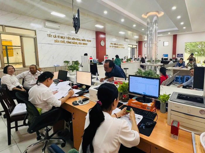 Khối lượng công việc của các cán bộ tại Trung tâm Phục vụ hành chính công phường Tân Bình tăng cao hơn trước.
