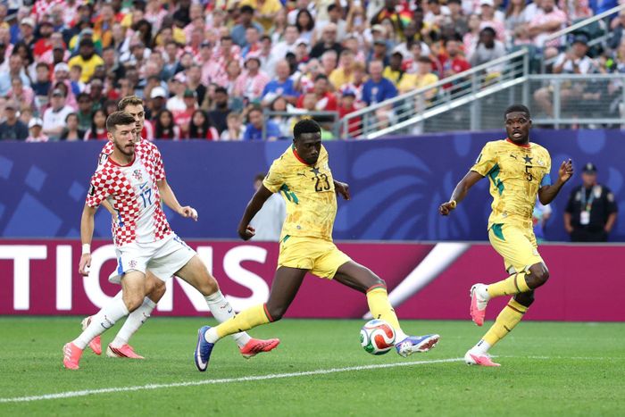 Trung vệ Derrick Luckassen dứt điểm cận thành, ghi bàn thắng gỡ hòa 1 -1 cho Ghana trong trận gặp Croatia. Ảnh: AFP/TTXVN (Ảnh không cho phép bên thứ ba khai thác, chia sẻ lại)