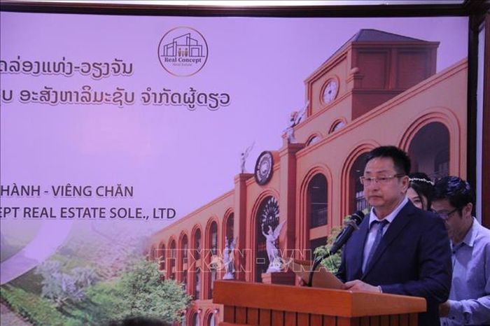 Ông Lê Huy Hoàng, Tổng Giám đốc Công ty TNHH KN Viêng Chăn Group, phát biểu tại Lễ ký kết. Ảnh: Văn Phiên/PV TTXVN tại Lào