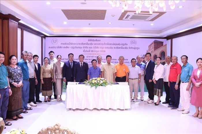 Các đại biểu tại Lễ ký kết hợp tác chiến lược phát triển dự án bất động sản tại Đặc khu kinh tế Long Thành - Vietiane . Ảnh: Văn Phiên/PV TTXVN tại Lào