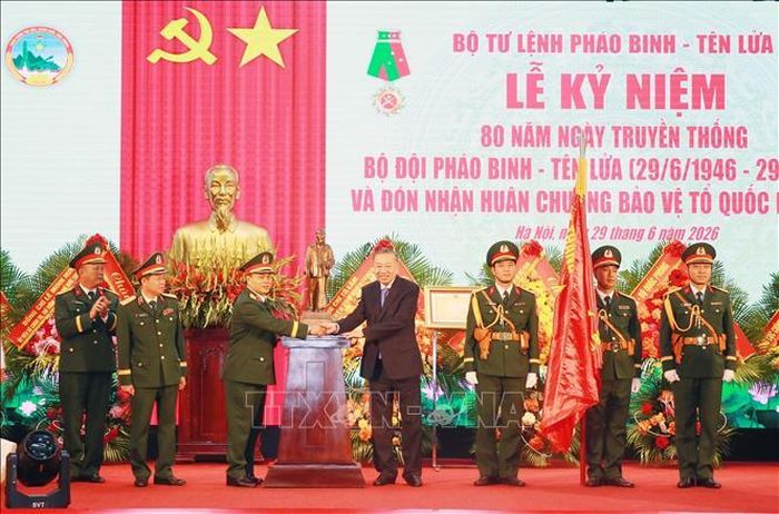 Tổng Bí thư, Chủ tịch nước Tô Lâm tặng bức tượng Chủ tịch Hồ Chí Minh cho Bộ đội Pháo binh - Tên lửa. Ảnh: Trọng Đức/TTXVN