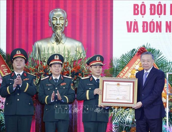 Tổng Bí thư, Chủ tịch nước Tô Lâm trao Huân chương Bảo vệ Tổ quốc hạng Nhất tặng Bộ Tư lệnh Pháo binh - Tên lửa. Ảnh: Thống Nhất/TTXVN