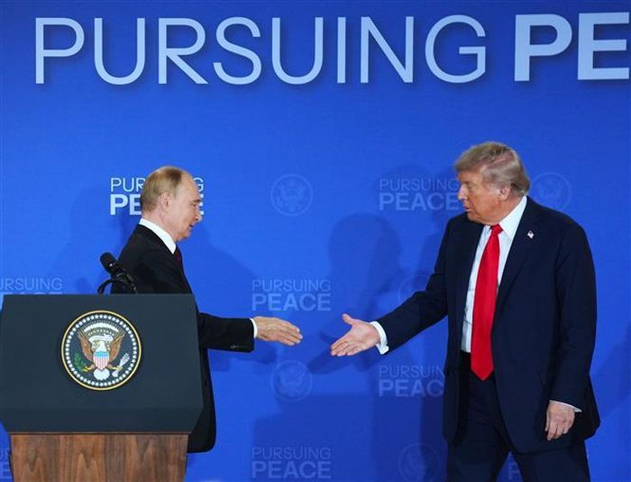 Tổng thống Mỹ Donald Trump (phải) và Tổng thống Liên bang Nga Vladimir Putin trong cuộc họp báo chung tại Căn cứ Elmendorf-Richardson ở Anchorage, bang Alaska (Mỹ) ngày 15/8/2025. Ảnh: THX/TTXVN