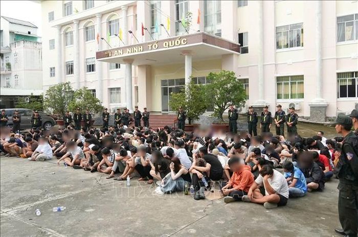 Công an TP Cần Thơ đã đồng loạt kiểm tra đột xuất 3 cơ sở kinh doanh bar, beer club và karaoke trên địa bàn, qua đó phát hiện hàng loạt sai phạm trong hoạt động kinh doanh và 16 trường hợp dương tính với chất ma túy. Ảnh tư liệu: TTXVN phát