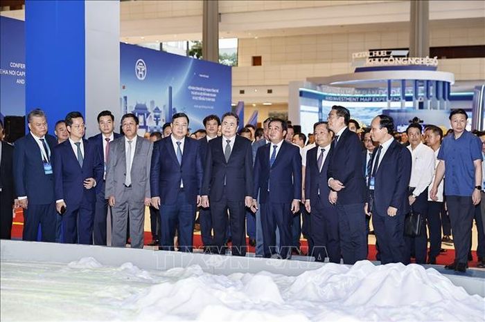 Chủ tịch Quốc hội Trần Thanh Mẫn tham quan không gian trưng bày công bố quy hoạch tổng thể Thủ đô Hà Nội tầm nhìn 100 năm. Ảnh: Doãn Tấn/TTXVN