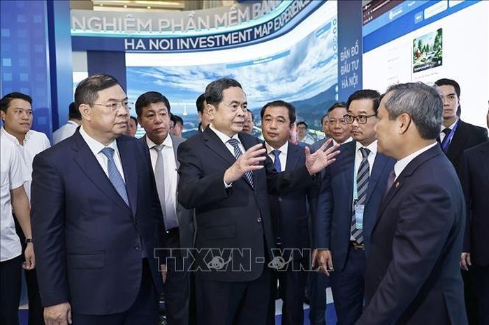 Chủ tịch Quốc hội Trần Thanh Mẫn tham quan không gian trưng bày Khu công nghiệp số, Chính quyền số, Trung tâm đổi mới sáng tạo tại Hội nghị công bố quy hoạch tổng thể Thủ đô Hà Nội tầm nhìn 100 năm và xúc tiến đầu tư năm 2026. Ảnh: Doãn Tấn/TTXVN