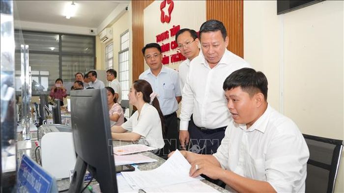 Lãnh đạo Bộ Tư pháp kiểm tra giải quyết thủ tục hành chính cho người dân tại Trung tâm phục vụ hành chính công xã Châu Thành, tỉnh Tây Ninh. Ảnh minh họa: Minh Phú/TTXVN