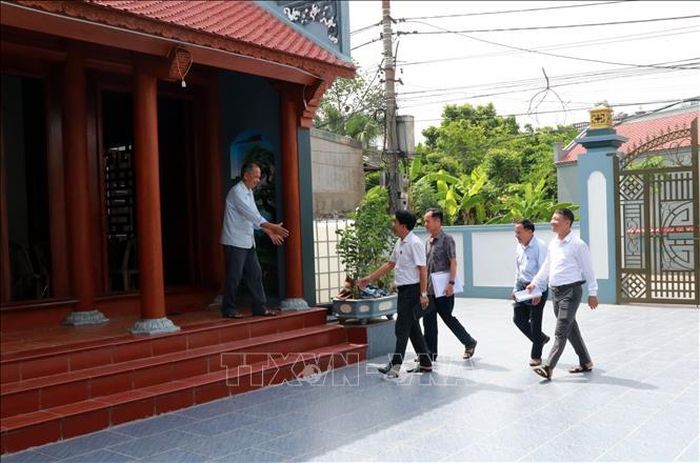 Cán bộ phường Đông A (Ninh Bình) đến nhà người dân để tuyên truyền về phương án sắp xếp tổ dân phố.