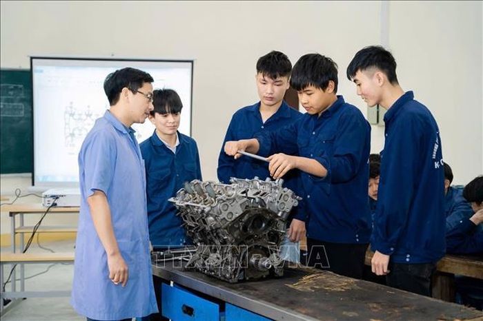 Học sinh Trường Trung cấp Kinh tế - Kỹ thuật Bắc Nghệ An có điều kiện tiếp cận thực tiễn sản xuất ngay từ khi còn ngồi trên ghế nhà trường. Ảnh: TTXVN phát