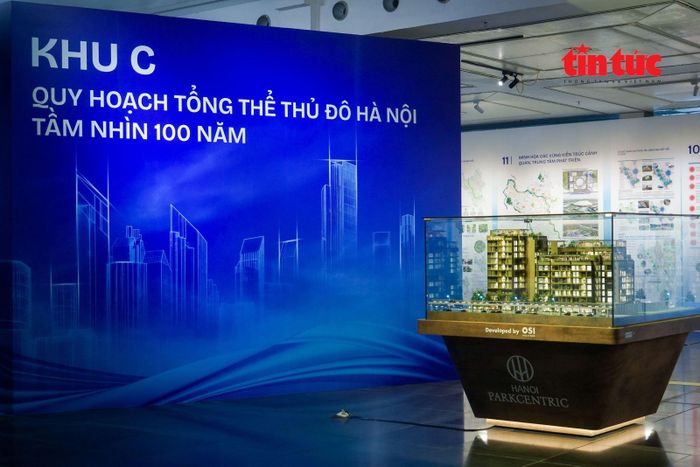 Ttriển lãm còn trưng bày nhiều bản vẽ, mô hình của một số dự án tiêu biểu của thành phố.