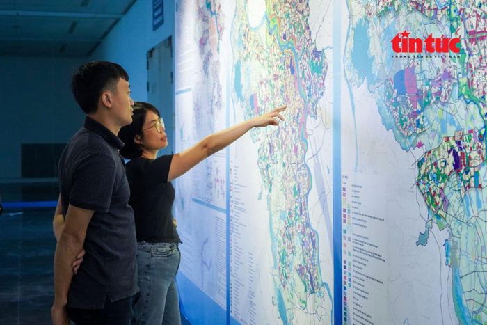 Hệ thống pano khổ lớn trưng bày quy hoạch Hà Nội qua các thời kỳ gắn liền với lịch sử phát triển.