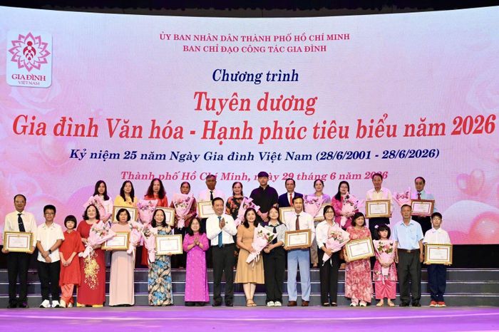 Lãnh đạo Thành phố tặng hoa và bằng khen cho các gia đình văn hóa - hạnh phúc tiêu biểu.