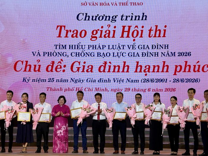 Lãnh đạo Thành phố trao giải Nhất, Nhì, Ba cho các đội dự thi tìm hiểu pháp luật về gia đình và phòng, chống bạo lực gia đình năm 2026.