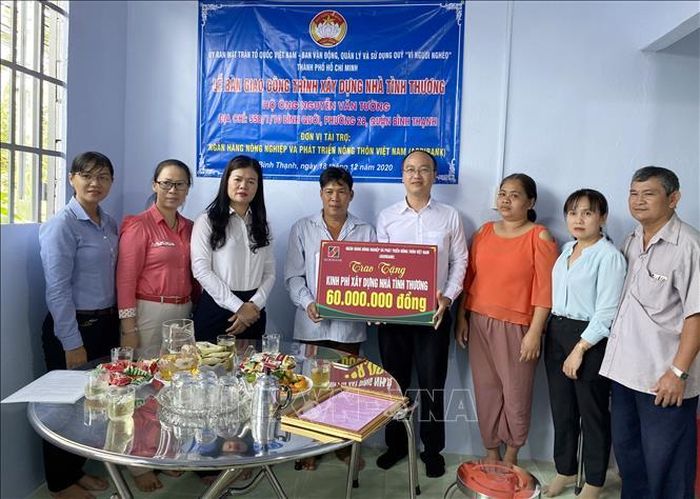 Bàn giao nhà tình thương và tặng quà cho gia đình ông Nguyễn Văn Tường, phường 28, quận Bình Thạnh, TP Hồ Chí Minh. Ảnh tư liệu: TTXVN phát
