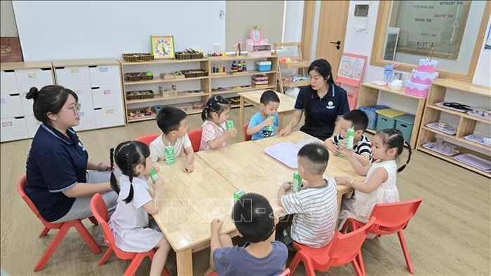Trẻ em lớp mầm non tư thục Độc lập Sao Biển (phường Hạ Long) được cấp sữa như các cơ sở công lập. Ảnh: Thanh Vân/TTXVN