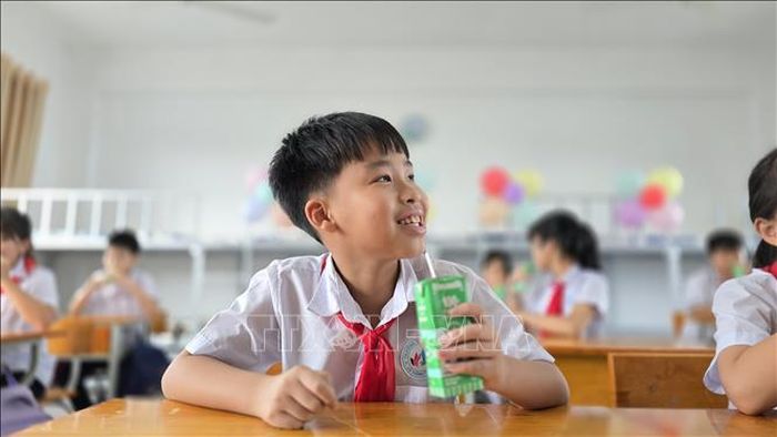 Học sinh trường Tiểu học, THCS, THPT Lê Thánh Tông hào hứng trong giờ uống sữa học đường. Ảnh: Thanh Vân/TTXVN