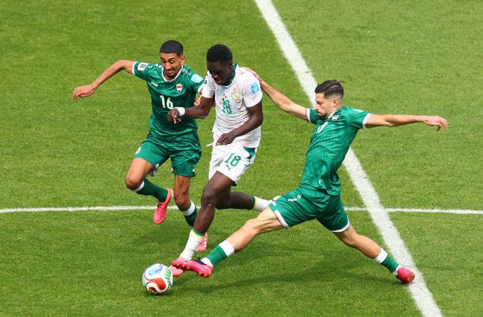 Tiền đạo Ismaila Sarr (giữa) của Senegal đi bóng trong sự đeo bám của các tuyển thủ Iraq Amir Alammari và Kevin Yakob. Ảnh: AFP/TTXVN (Ảnh không cho phép bên thứ ba khai thác, chia sẻ lại)