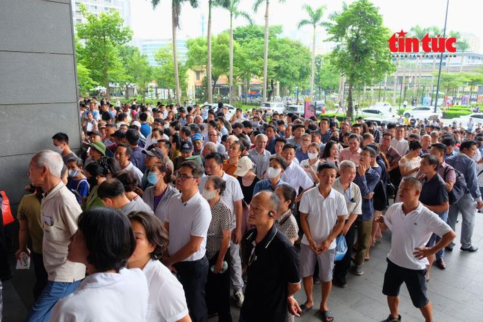 Hàng dài du khách xếp hàng chờ xem triển lãm Quy hoạch tổng thể Thủ đô Hà Nội tầm nhìn 100 năm.