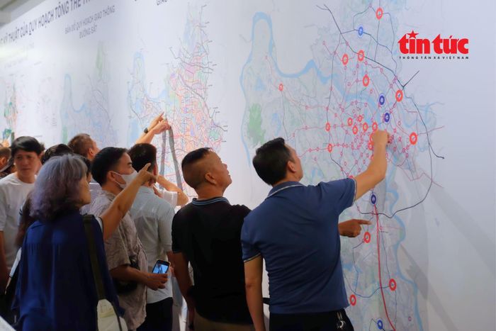 Hệ thống pano khổ lớn trưng bày quy hoạch Hà Nội.