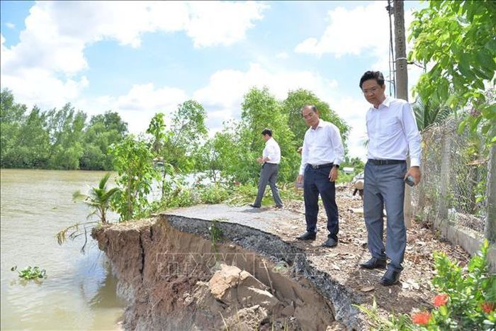 Lãnh đạo Sở Nông nghiệp và Môi trường tỉnh Đồng Tháp cùng Chi cục Thủy lợi kiểm tra hiện trường hai điểm sạt lở.