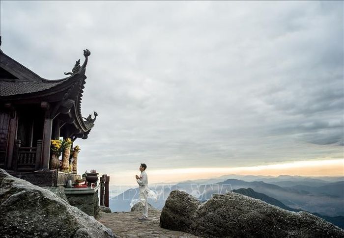 Chùa Đồng tọa lạc trên đỉnh thiêng Yên Tử ở độ cao hơn 1.000m, được ví như "thiên trúc" giữa tầng mây, nơi hội tụ linh khí của đất trời và là đỉnh cao trong hành trình tâm linh hướng thiện của triệu triệu Phật tử. Ảnh: TTXVN phát