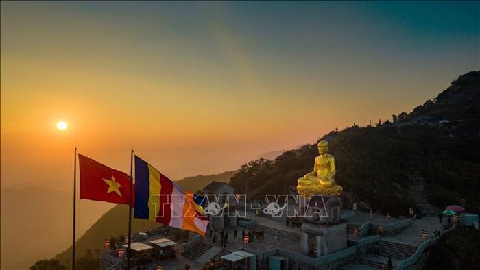 Tượng thờ Phật Hoàng Trần Nhân Tông trong lòng Di sản thế giới Yên Tử, biểu tượng của sự kết hợp hài hòa giữa Đạo và Đời, tư tưởng nhập thế, yêu nước sâu sắc. Ảnh: TTXVN phát