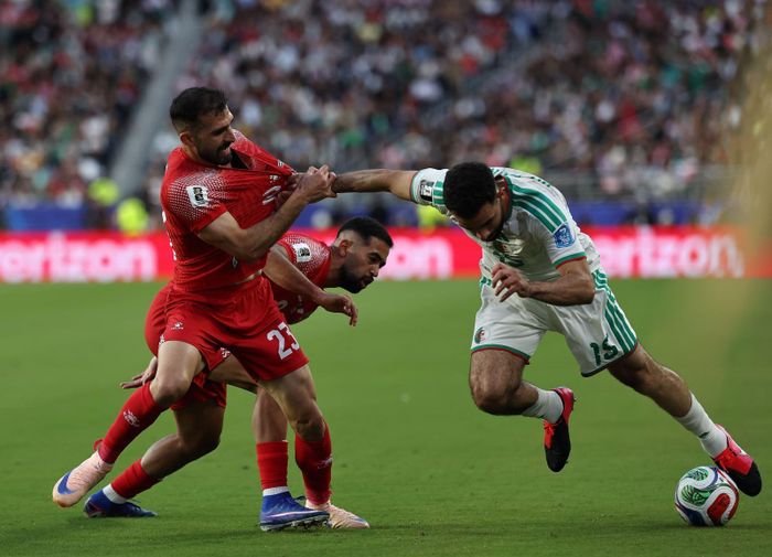 Pha tranh bóng giữa hậu vệ Algeria Rayan Ait-Nouri (phải) và hậu vệ Jordan Ehsan Haddad (trái). Ảnh: THX/TTXVN