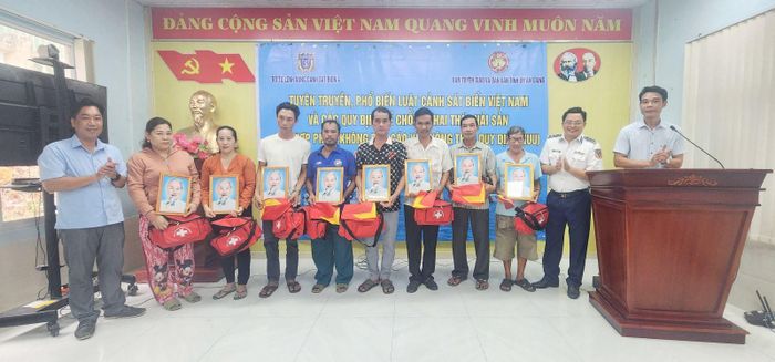Bộ Tư lệnh Vùng Cảnh sát biển 4 trao tặng cờ Tổ quốc, túi thuốc y tế và ảnh Bác Hồ cho bà con ngư dân trên địa bàn xã đảo Hòn Nghệ, tỉnh An Giang. Ảnh: Đức Thái