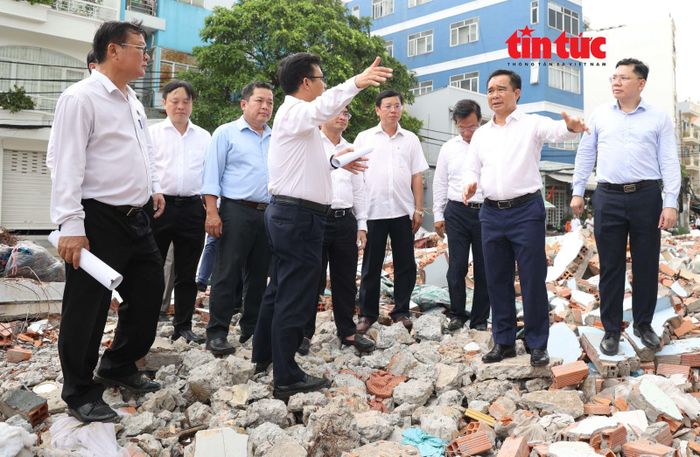 Chủ tịch UBND TP Hồ Chí Minh Nguyễn Văn Được kiểm tra công tác bàn giao mặt bằng phục vụ dự án rạch Xuyên Tâm ở phường Bình Thạnh.