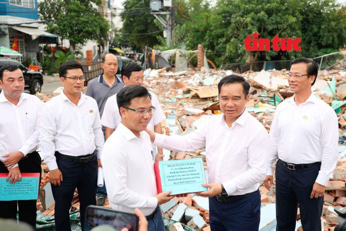 Chủ tịch UBND TP Hồ Chí Minh Nguyễn Văn Được trao quà động viên cho bốn phường có dự án rạch Xuyên Tâm đi qua.