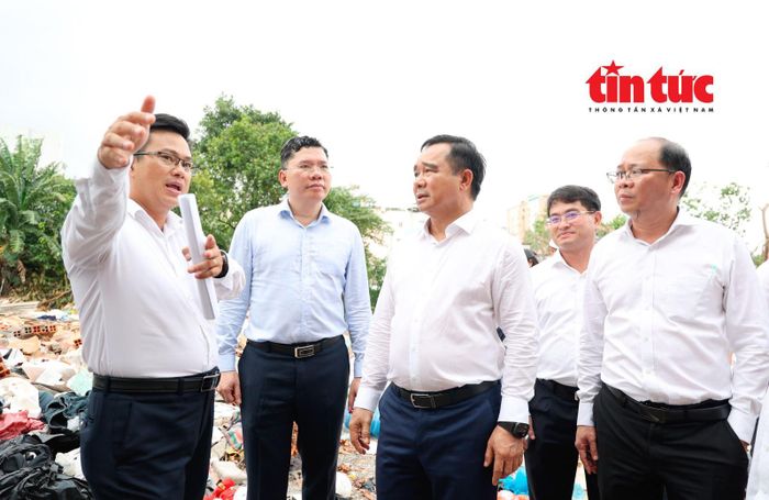 Chủ tịch UBND TP Hồ Chí Minh Nguyễn Văn Được (giữa) nghe đơn vị thi công trình bày phương án thi công của công trình.