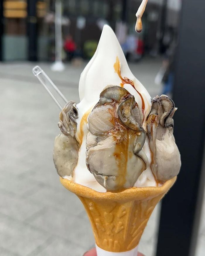Cây kem phủ hàu tươi từ vịnh Yamada và rưới nước tương – món tráng miệng độc đáo đang gây sốt tại tỉnh Iwate, Nhật Bản. Ảnh: Mạng xã hội
