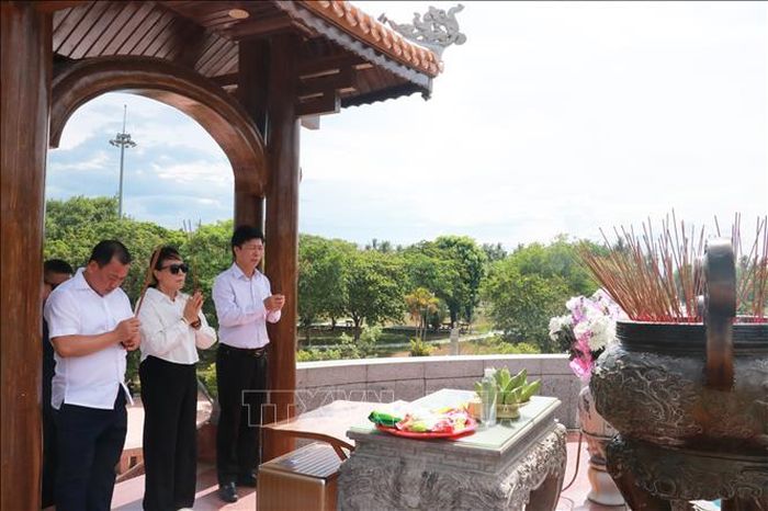 Đoàn giáo viên và học sinh tiêu biểu trường song ngữ Lào - Việt Nam Nguyễn Du dâng hương tri ân các Anh hùng liệt sĩ tại Di tích quốc gia đặc biệt Thành cổ Quảng Trị, tỉnh Quảng Trị.