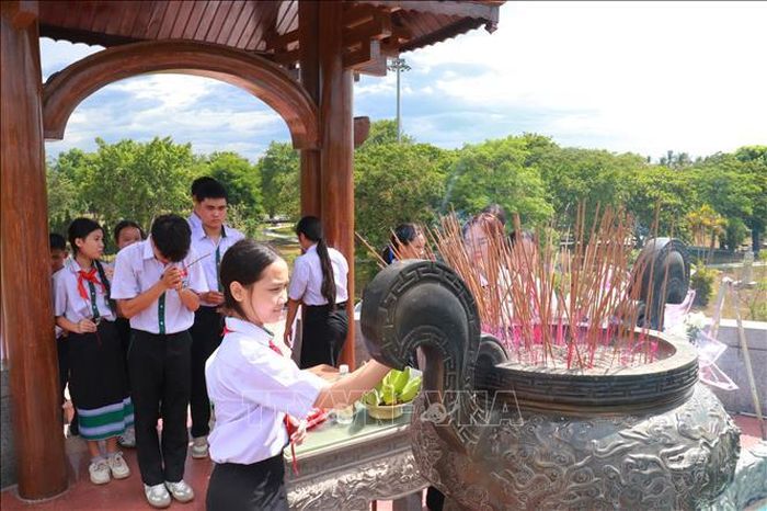 Học sinh tiêu biểu trường song ngữ Lào - Việt Nam Nguyễn Du dâng hương tri ân các Anh hùng liệt sĩ tại Di tích quốc gia đặc biệt Thành cổ Quảng Trị, tỉnh Quảng Trị.