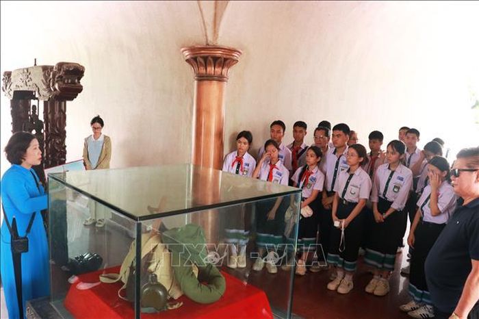 Đoàn đại biểu nghe những câu chuyện về cuộc chiến đấu anh dũng kiên cường bảo vệ Thành cổ và thị xã Quảng Trị suốt 81 ngày đêm khốc liệt (28/6-16/9/1972).