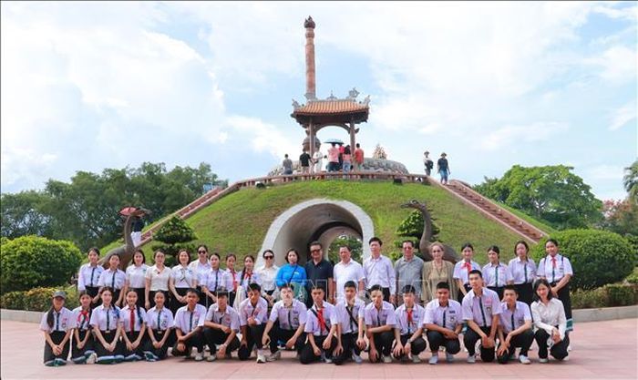 Đoàn đại biểu giáo viên và học sinh tiêu biểu trường song ngữ Lào - Việt Nam Nguyễn Du chụp ảnh lưu niệm tại Di tích quốc gia đặc biệt Thành cổ Quảng Trị, tỉnh Quảng Trị.