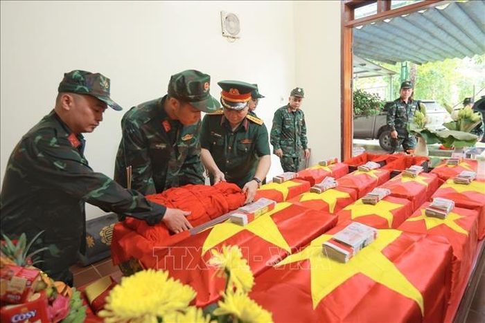Bộ Chỉ huy Quân sự tỉnh Tuyên Quang làm lễ đưa về nhà chờ đội quy tập, tìm kiếm liệt sĩ Tuyên Quang 2 hài cốt liệt sĩ và mộ tập thể. Ảnh: Hoàng Hiếu/TTXVN