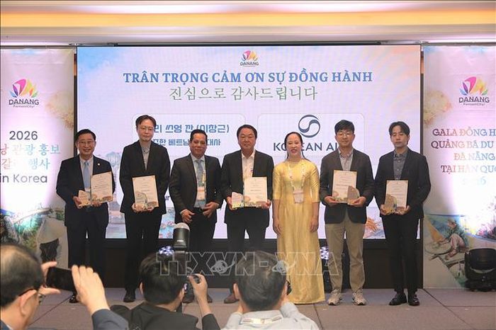 Đà Nẵng vinh danh các hãng hàng không, các đối tác đã có nhiều đóng góp trong việc quảng bá hình ảnh điểm đến, phát triển thị trường khách Hàn Quốc và tăng cường kết nối du lịch giữa hai bên.