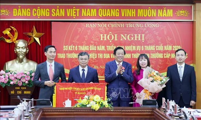 Đồng chí Bùi Văn Nghiêm, Ủy viên Trung ương Đảng, Phó Trưởng Ban Nội chính Trung ương trao Cờ Thi đua của Chính phủ cho tập thể có thành tích xuất sắc. Ảnh: Phương Hoa/TTXVN