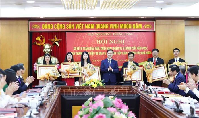 Đồng chí Nguyễn Xuân Trường, Phó Trưởng Ban Nội chính Trung ương trao Bằng khen của Thủ tướng Chính phủ các cá nhân có thành tích xuất sắc. Ảnh: Phương Hoa/TTXVN
