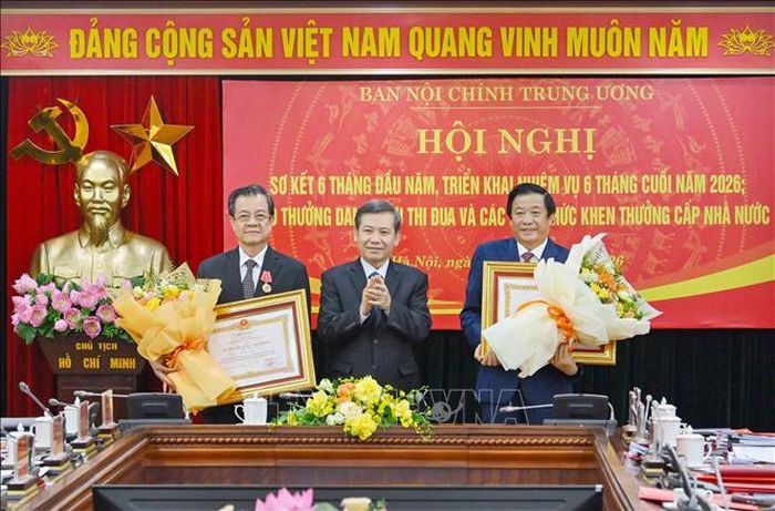 Đồng chí Lê Minh Trí trao Huân chương Lao động hạng Nhất cho hai đồng chí Phó Trưởng Ban Lê Hồng Quang và Bùi Văn Nghiêm. Ảnh: Phương Hoa/TTXVN