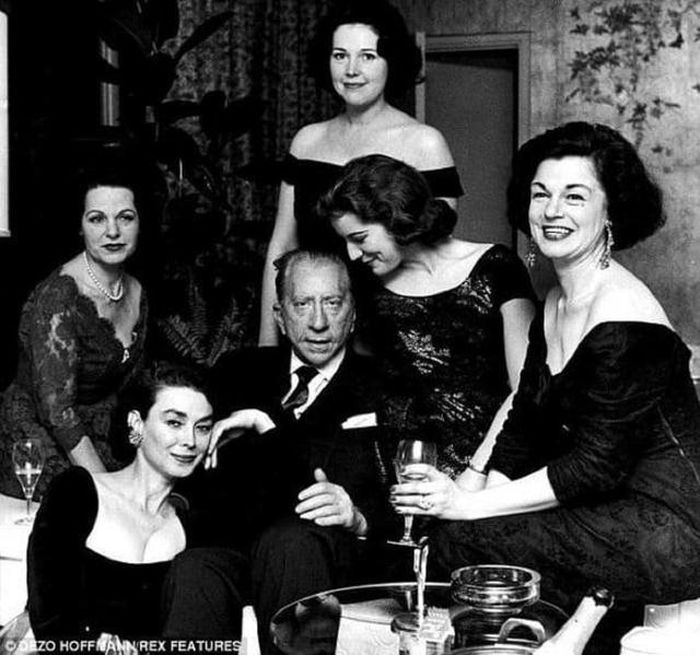 Dù giàu có, Jean Paul Getty khá keo kiệt. Ông thường mặc những bộ vest nhăn nhúm và áo len cũ kỹ để trông có vẻ nghèo khó. Khi cho người vợ thứ 5 đi học diễn xuất, ông nhất quyềt đòi bà phải nộp lại toàn bộ số tiền bà kiếm được từ các vai diễn.