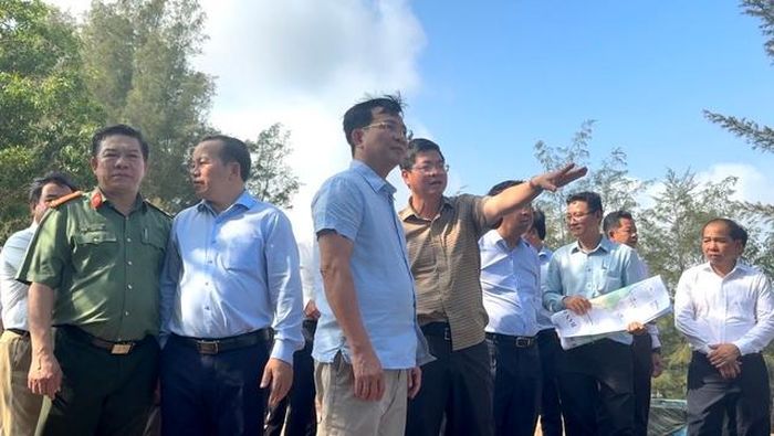 Chủ tịch UBND tỉnh Lâm Đồng - ông Hồ Văn Mười (áo xanh chính giữa) đi khảo sát khu vực dự kiến hình thành Khu kinh tế ven biển Nam Lâm Đồng.