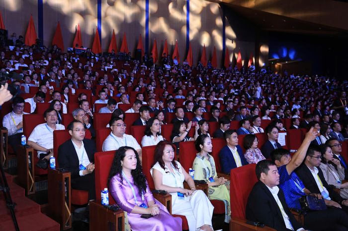 Một trong những điểm nhấn của hội nghị là phiên tham luận với sự tham gia của đại diện các tập đoàn, doanh nghiệp, tổ chức trong nước và quốc tế chia sẻ những đánh giá về môi trường đầu tư, cơ hội hợp tác cũng như định hướng đồng hành cùng sự phát triển của Thủ đô trong các lĩnh vực công nghệ cao, tài chính, phát triển đô thị, công nghiệp và đổi mới sáng tạo.