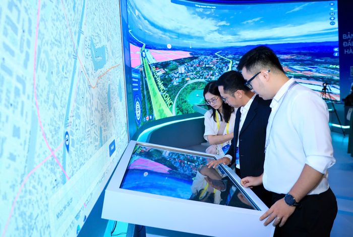 Đại biểu trải nghiệm hệ thống tra cứu thông tin quy hoạch thử nghiệm của thành phố.