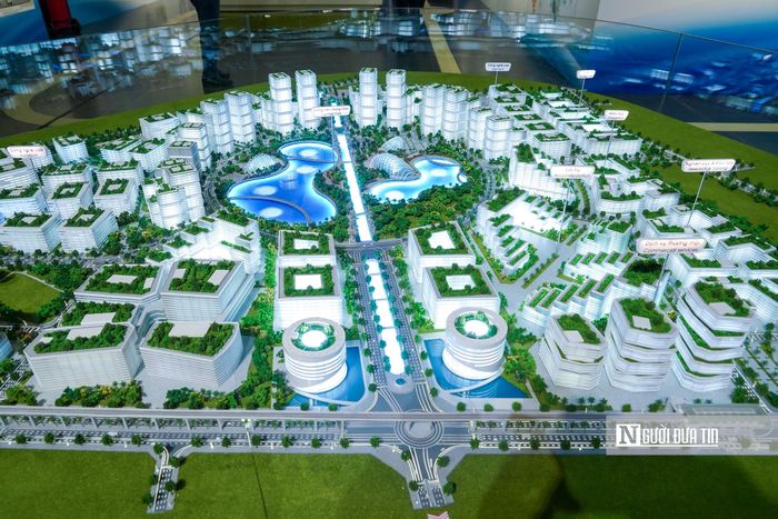 Cùng với đó, hàng loạt dự án hạ tầng chiến lược như các tuyến đường vành đai, các cầu vượt sông Hồng, các trục giao thông hướng tâm, các công trình phòng, chống ngập, hạ tầng kỹ thuật và hạ tầng số đang được triển khai quyết liệt.