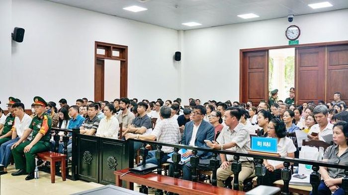 Các bị hại, người có quyền lợi và nghĩa vụ liên quan tại phiên tòa.