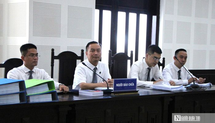 Các luật sư tham gia bào chữa trong vụ án. 