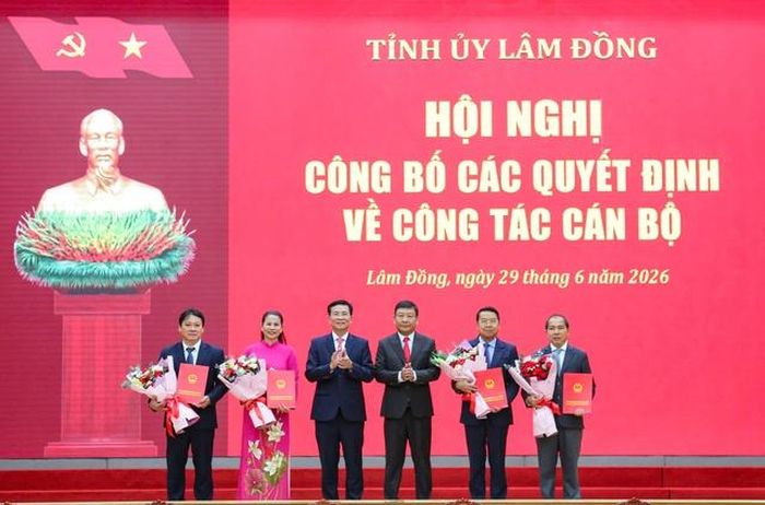 Ông Hồ Văn Mười - Chủ tịch UBND tỉnh; Bùi Thắng, Phó Bí thư Tỉnh ủy Lâm Đồng trao Quyết định và tặng hoa chúc mừng cho các đồng chí được điều động, tiếp nhận, bổ nhiệm.